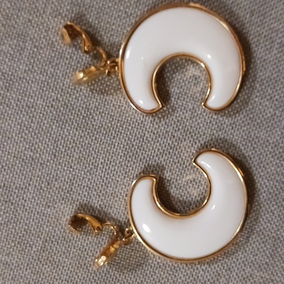 Women's Vintage Matching Necklace & Earring set. - Picture 3 of 4